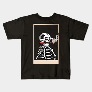 Smoking skull Kids T-Shirt